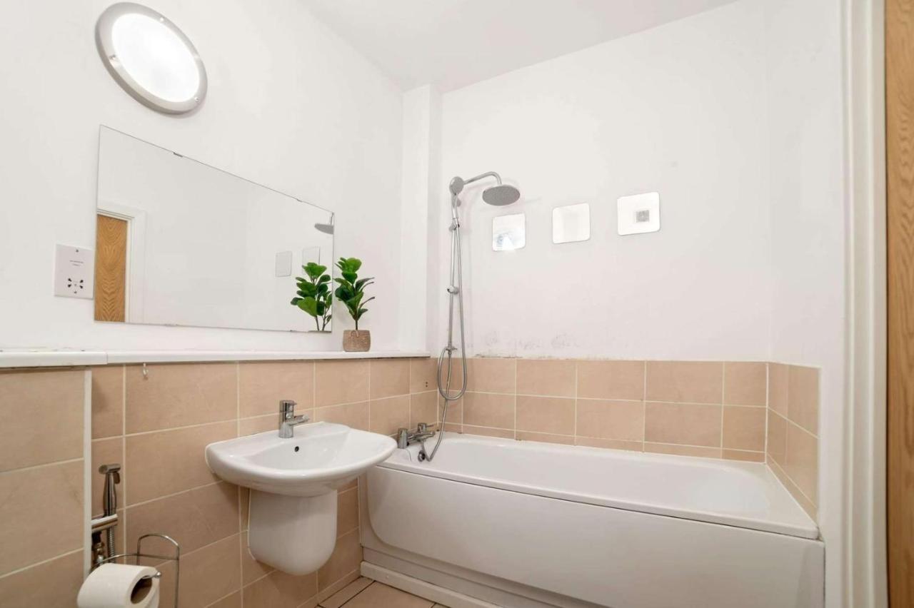 Spacious City Centre Apartment W/ Free Valet Parking 莱切斯特 外观 照片