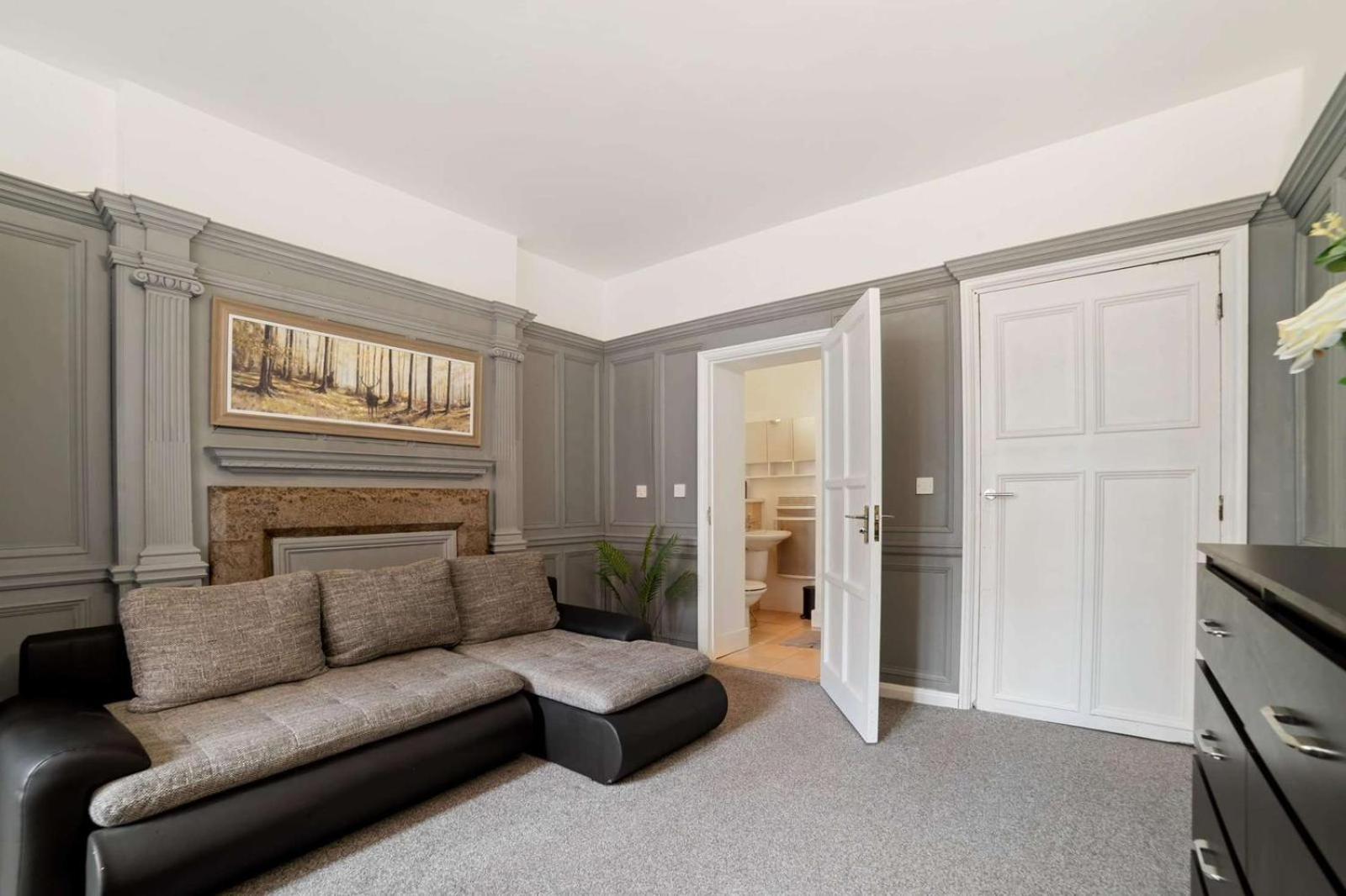 Spacious City Centre Apartment W/ Free Valet Parking 莱切斯特 外观 照片